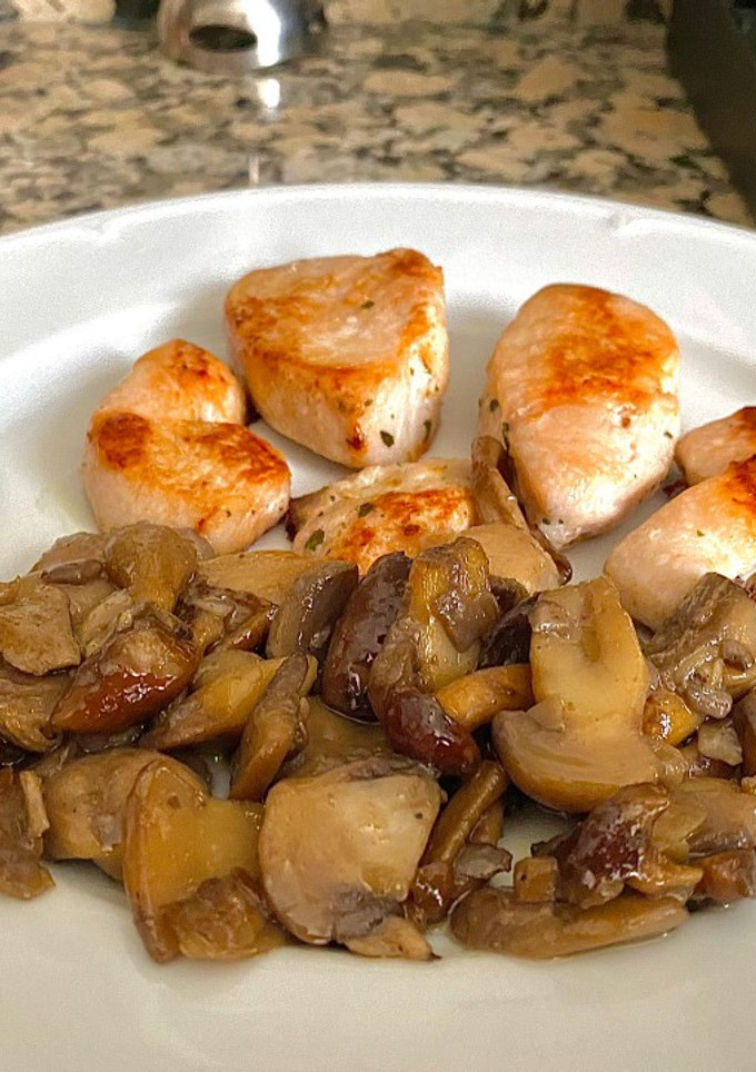 Una foto de Pollo adobado, y boletus