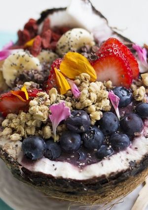 Una foto de Postre de coco y frutas