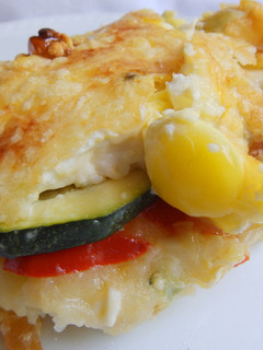 Una foto de Pastel de patata, calabacín y huevos de codorniz