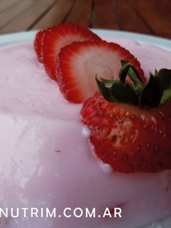 Una foto de Gelatina de Yogur con Frutillas - Tentación Light
