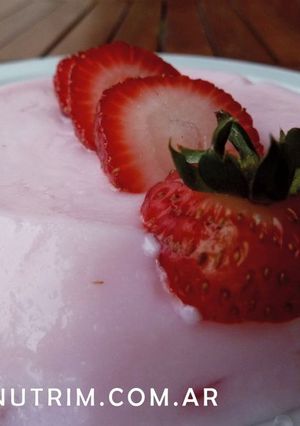 Una foto de Gelatina de Yogur con Frutillas - Tentación Light