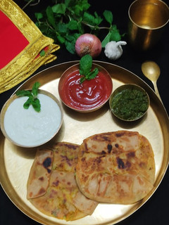 ચીઝ ગાર્લિક આલુ પરાઠા (Cheese Garlic Aloo Paratha Recipe In Gujarati) રેસીપી મુખ્ય ફોટો