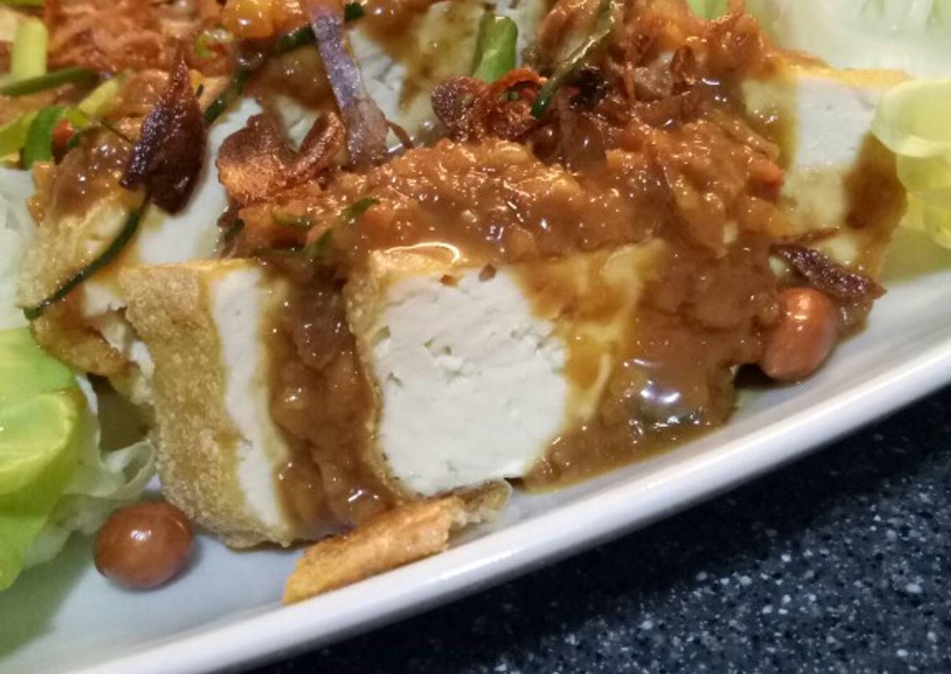 Salad tahu dan lettuce peanut butter dressing