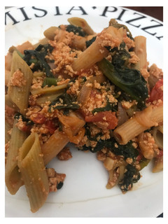 Una foto de Pasta integral con tofu, espinacas y tomates Cherry