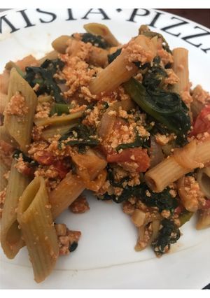 Foto principal de Pasta integral con tofu, espinacas y tomates Cherry