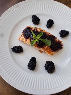 Una foto de Salmón con Mermelada Mel's sabor Zarzamora, Romero y Vainilla
