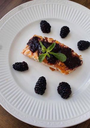 Una foto de Salmón con Mermelada Mel's sabor Zarzamora, Romero y Vainilla