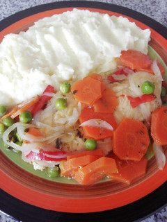 Una foto de Pollo arvejado con puré de papas (fácil y rápido)