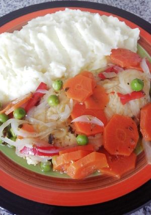 Una foto de Pollo arvejado con puré de papas (fácil y rápido)