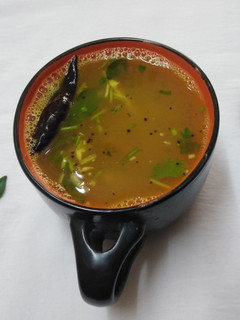 रसम (Rasam recipe in marathi) रेसिपी चे मुख्य फोटो 