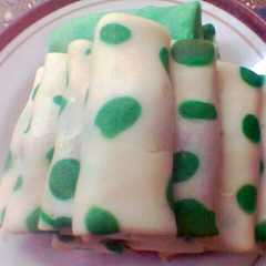 รูปของ Dadar gulung Motif Polkadot NO SANTAN, Isi selai pisang LUMEEERR,SUPER SOFT dan SIMPLE