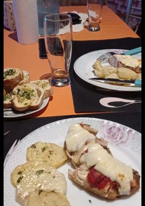 Una foto de Pollo a la napolitana con papas a la provenzal!