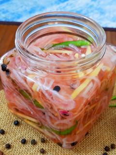 A picture of Pickled Onions in White Wine Vinegar.
