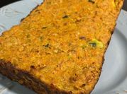 Una foto de budín de atún al horno