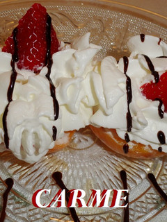 Una foto de Melocotones rellenos de fresas con nata