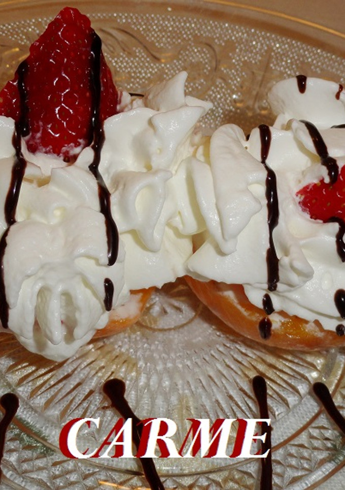 Una foto de Melocotones rellenos de fresas con nata