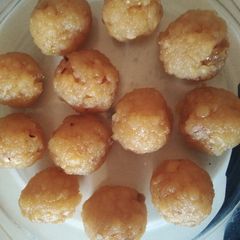 A picture of Boondi ladoo.