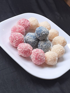 A picture of Coconut Laddoo.