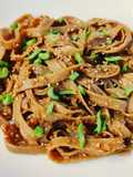 Noodles (nostrani) in salsa piccante alle arachidi