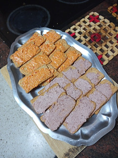 Una foto de Tostas de dúo de paté (atún; y de queso de cabra, pimiento)