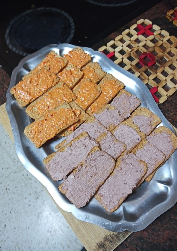 Una foto de Tostas de dúo de paté (atún; y de queso de cabra, pimiento)