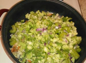 Una foto de Broccoli con cebolla morada y tocino. ॐ