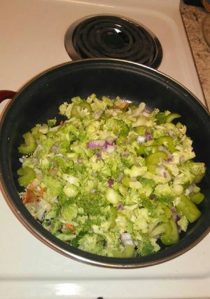 Una foto de Broccoli con cebolla morada y tocino. ॐ