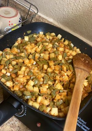 Una foto de Papas y nopales con chorizo 👌🏻
