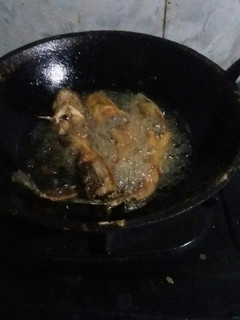Foto resep Tips membersihkan & menggoreng ikan lele tanpa meletus