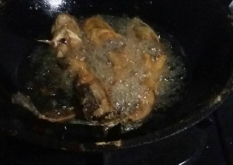 Tips membersihkan & menggoreng ikan lele tanpa meletus