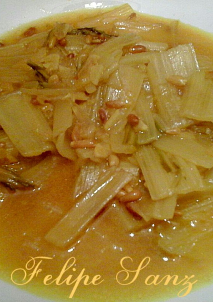 Una foto de Pencas acelgas en salsa con piñones