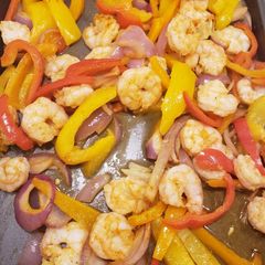 A picture of 1 pan shrimp fajitas.