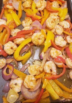A picture of 1 pan shrimp fajitas.