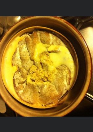 Une photo de Vacherin mont d or au four façon fondue avec pommes de terre saumon bacon et jambon blanc