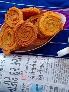 ચોખા ના લોટ ની ચકરી (Rice Flour Chakri Recipe In Gujarati) રેસીપી મુખ્ય ફોટો
