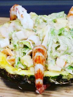 Una foto de Cocktail de gambas en piña rellena