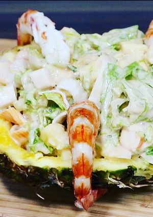 Una foto de Cocktail de gambas en piña rellena