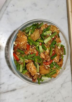 A picture of Crispy tofu and prawn with salted egg sauce.