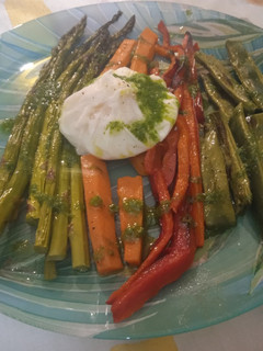 Una foto de Verduras al horno con huevo poché