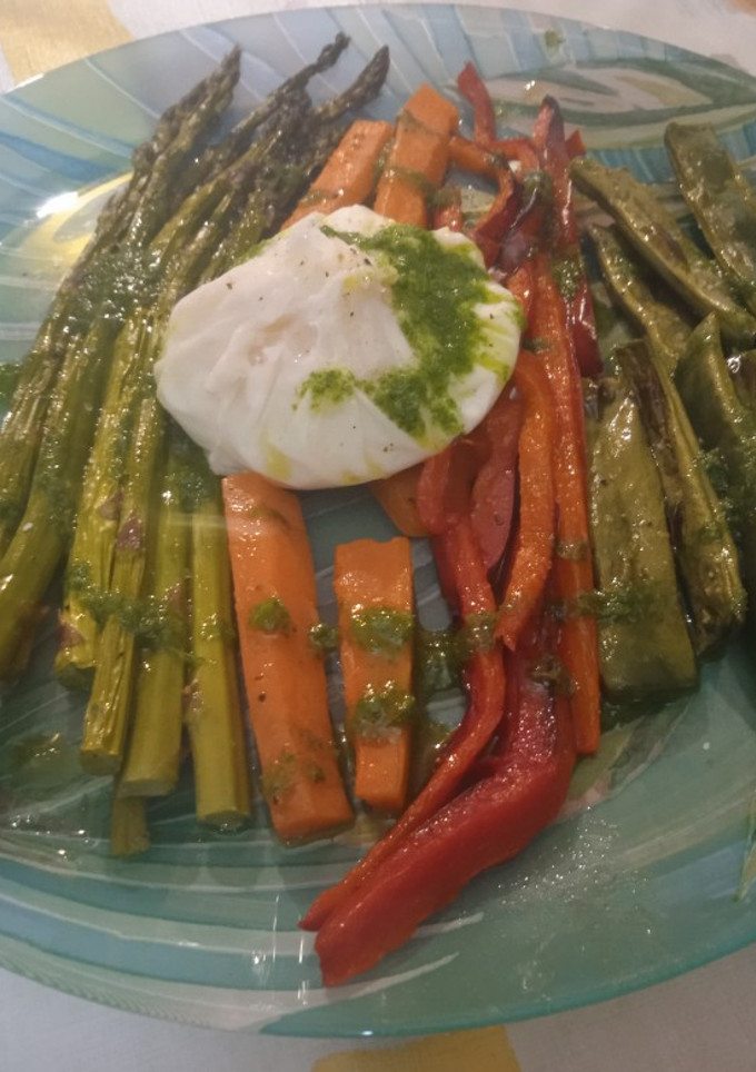 Una foto de Verduras al horno con huevo poché