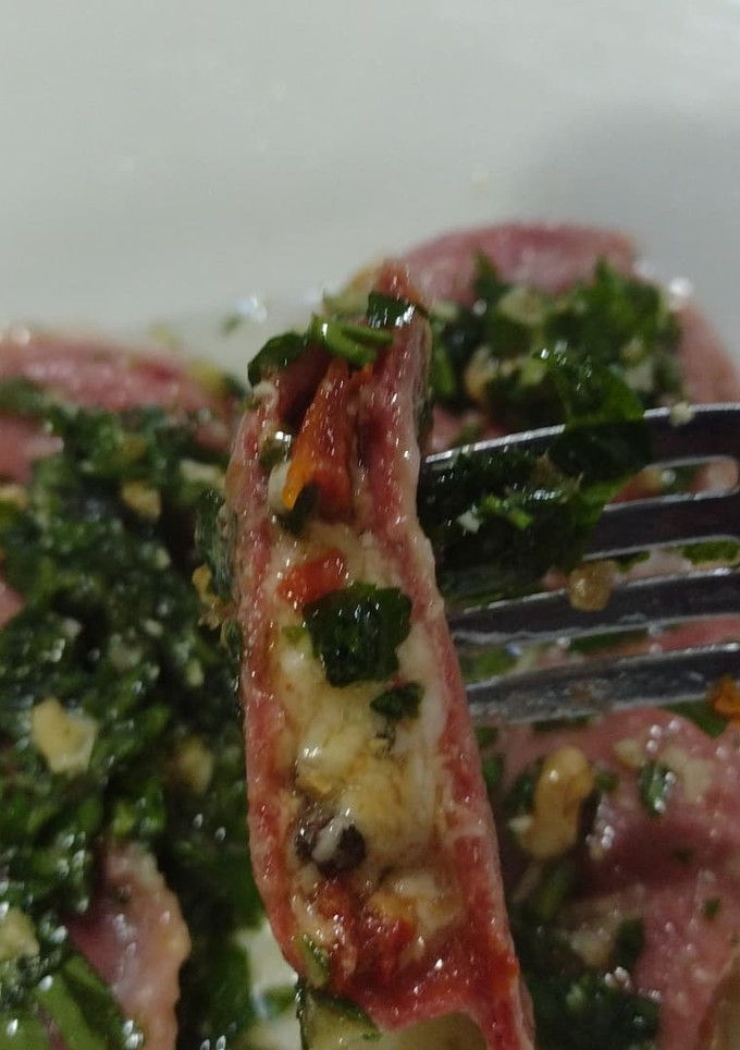 Una foto de Sorrentinos caprese con masa de remolacha y pesto de hierbas