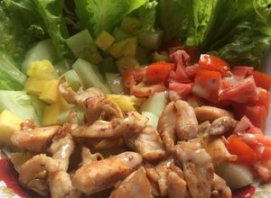 Hình của món Salad ức gà nước sốt mè rang kewpie.