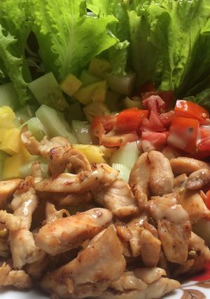 Hình của món Salad ức gà nước sốt mè rang kewpie.