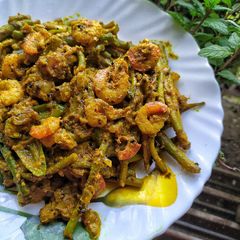 A picture of Prawns in Taro Stolons Mustard Curry.