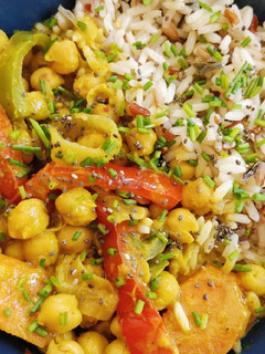 Una foto de Curry de garbanzos y verduras
