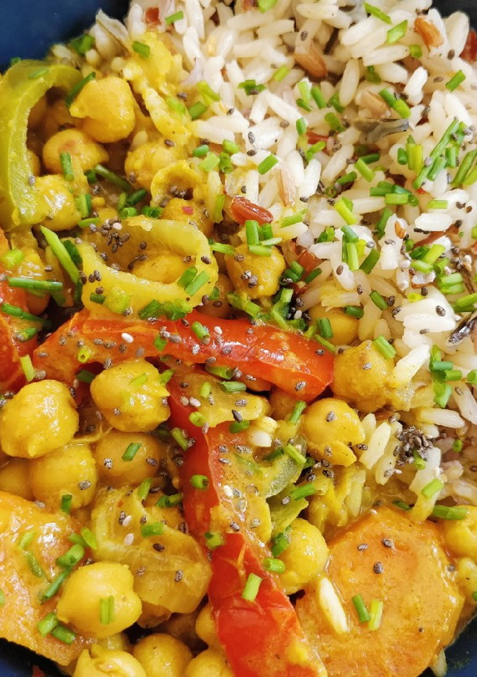 Una foto de Curry de garbanzos y verduras