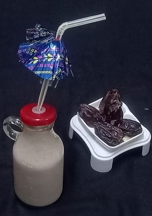 ખજૂર મિલ્ક શેક (Khajur Milk Shake Recipe In Gujarati) રેસીપી મુખ્ય ફોટો
