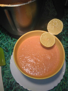 Una foto de Gazpacho refrescante con limón