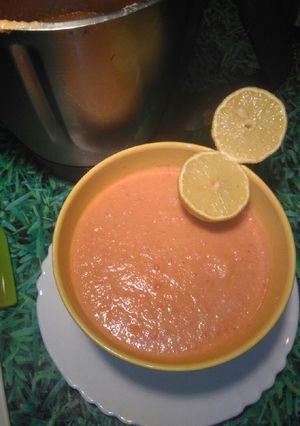 Una foto de Gazpacho refrescante con limón