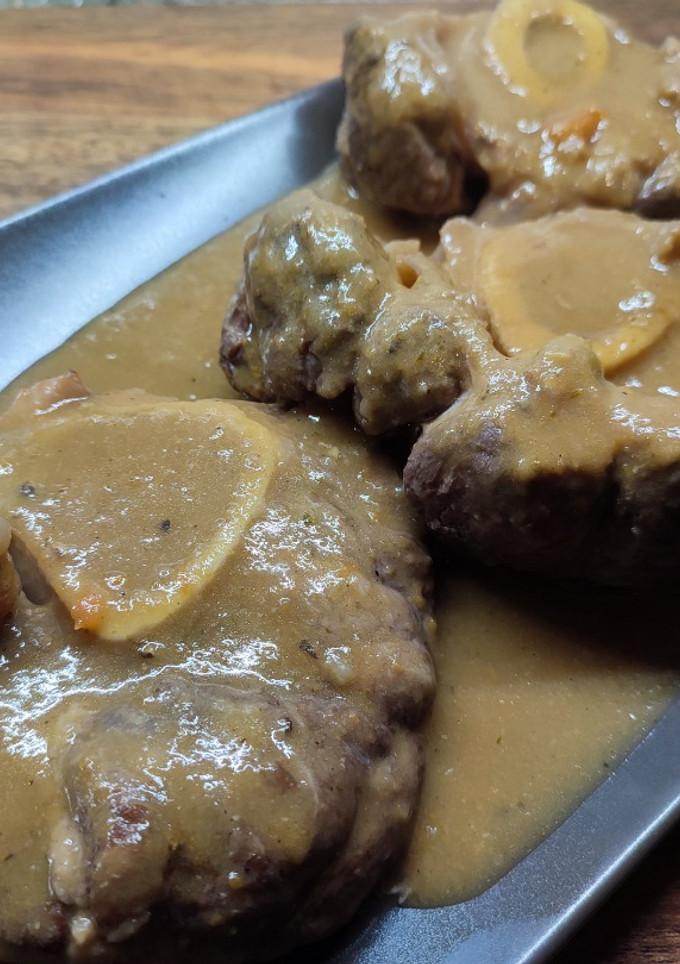 Una foto de Ossobuco de Buey al vino tinto